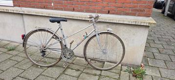Goede damesfiets
Handremmen
Frame maat 52 cm
Banden 28 inch
 beschikbaar voor biedingen