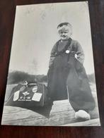 Jongen op klompen met KLM tas   27.10.1948, Verzamelen, Ansichtkaarten | Themakaarten, 1940 tot 1960, Gelopen, Klederdracht, Ophalen of Verzenden
