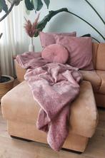 Mooie set van een zachte plaid en 3 kussens in roze, Huis en Inrichting, Woonaccessoires | Plaids en Woondekens, Ophalen, Zo goed als nieuw