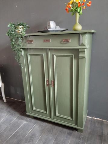 Oude massiefe brocante Meidenkast beschikbaar voor biedingen