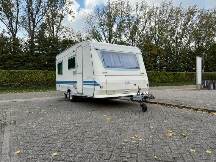 Adria Unica B 462 DP 2000, Caravans en Kamperen, Caravans, Bedrijf, tot en met 4, 750 - 1000 kg, Rondzit, Adria, Frans bed, Omvormbare zithoek