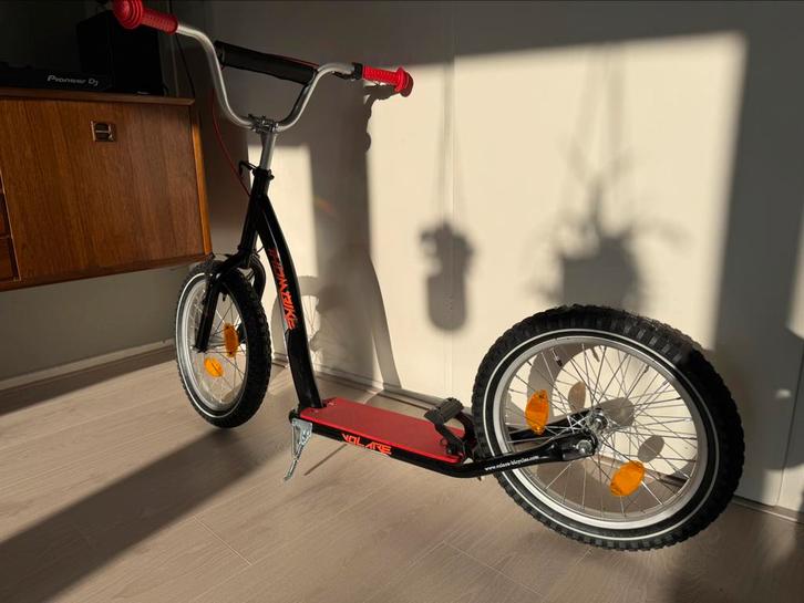 Volare kinderstep rood zwart met handrem en lichtbanden, Fietsen en Brommers, Steps, Zo goed als nieuw, Gewone step, Ophalen