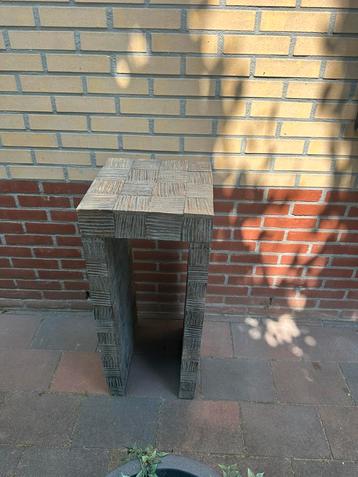 Pilaar hout beschikbaar voor biedingen