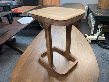 Mangohout bijzettafel met travertin blad beschikbaar voor biedingen