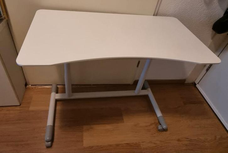In hoogte verstelbaar bureau, Huis en Inrichting, Bureaus, Zo goed als nieuw, In hoogte verstelbaar, Ophalen