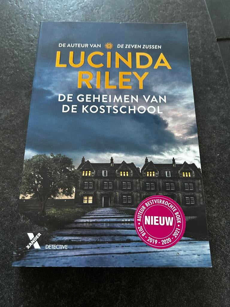 Lucinda Riley - De geheimen van de kostschool, Boeken, Thrillers, Ophalen, Zo goed als nieuw