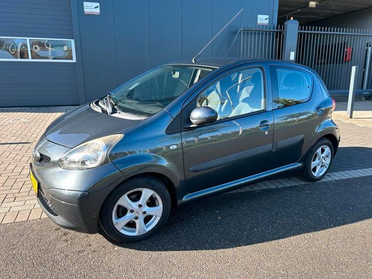Toyota Aygo 1.0 12V Vvt-i 5DRS 2007 Grijs met Airco, Auto's, Toyota, Particulier, Aygo, ABS, Airbags, Airconditioning, Alarm, Bluetooth