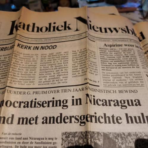 Katholiek Nieuwsblad., Boeken, Godsdienst en Theologie, Zo goed als nieuw, Ophalen of Verzenden