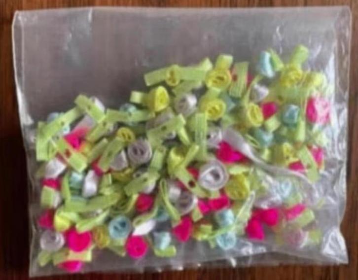 Kleine strikjes, strik lint, kaart / envelop versieren, Hobby en Vrije tijd, Knutselen, Nieuw, Ophalen of Verzenden