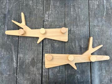 2 eco design kapstokken van het Franse Reine Mère beschikbaar voor biedingen