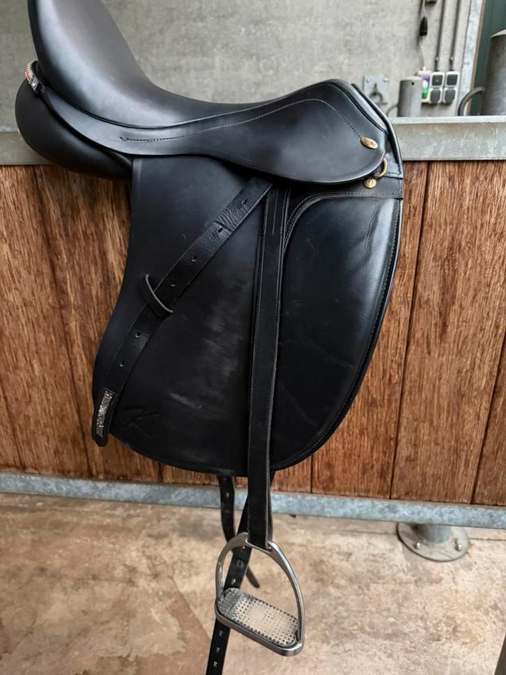 Kentaur jong dressuur zadel 16 inch, Dieren en Toebehoren, Paarden en Pony's | Zadels, Zo goed als nieuw, Dressuur, Ophalen of Verzenden