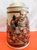 Spectaculaire artistieke bierpul met reliëf, Antiek en Kunst, Ophalen of Verzenden