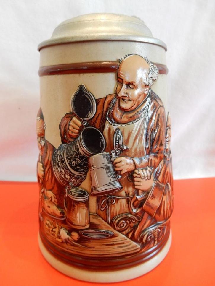 Spectaculaire artistieke bierpul met reliëf, Antiek en Kunst, Antiek | Keramiek en Aardewerk, Ophalen of Verzenden