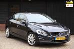 Volvo S60 1.5 T2 Nordic+ Xenon/Parkeersensor v,a/Navigatie/S, Auto's, 4 cilinders, Blauw, 122 pk, Origineel Nederlands