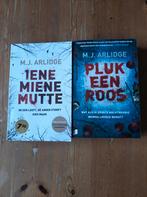 2 delen uit serie van M.J.Arlidge, Boeken, Thrillers, Ophalen of Verzenden, Zo goed als nieuw, Nederland