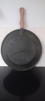 Klok Koekenpan met Steel - Keuken Decoratie, Ophalen of Verzenden, Gebruikt, Analoog, Wandklok