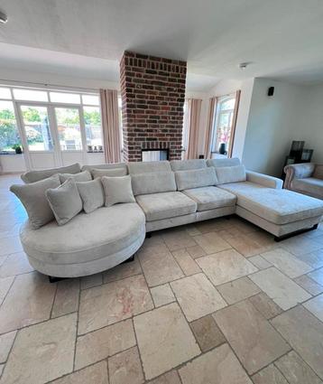 Loungebank met 3 extra sierkussens beschikbaar voor biedingen