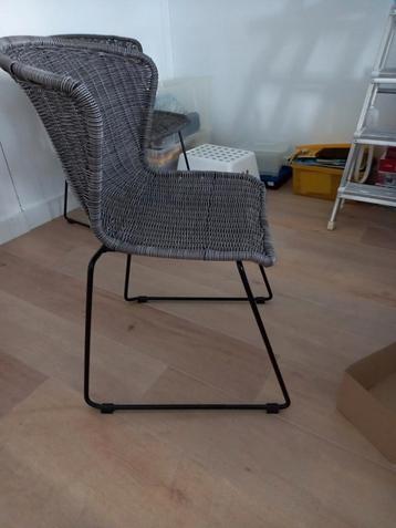 2 grijs/zwarte eetkamerstoelen. Bieden vanaf € 25 st. beschikbaar voor biedingen