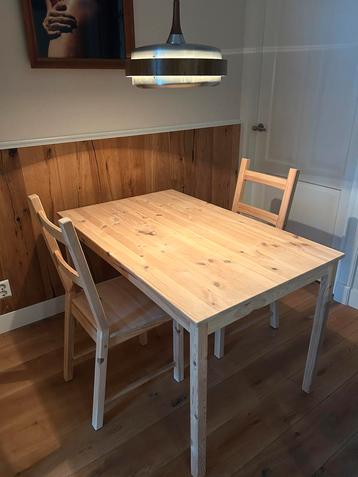 Grenen eettafel + twee Ivar stoelen van Ikea