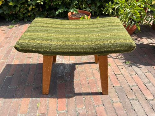 Vintage / retro voetenbankje / poef opnieuw bekleed, Huis en Inrichting, Banken | Voetenbanken en Poefen, Zo goed als nieuw, Minder dan 50 cm