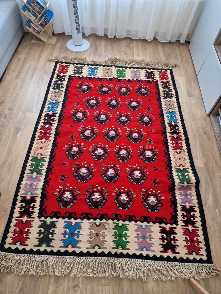 Handgemaakt vloerkleed - Traditioneel rood motief, Huis en Inrichting, Stoffering | Tapijten en Kleden, Nieuw, 100 tot 150 cm