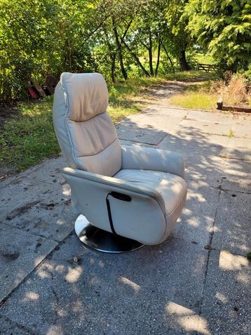 Relaxstoel met elektrische bediening beschikbaar voor biedingen