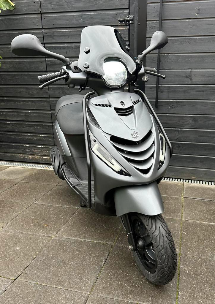 Piaggio Zip SP 2000 brom 2016 led valbeugel smoke windscherm, Fietsen en Brommers, Scooters | Piaggio, Gebruikt, Zip, Maximaal 45 km/u