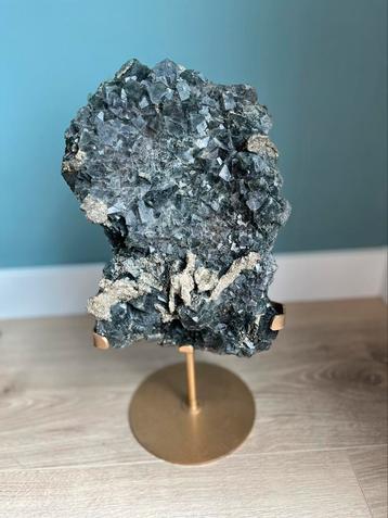 XXL Fluorite x pyrite 6.1kg on stand beschikbaar voor biedingen