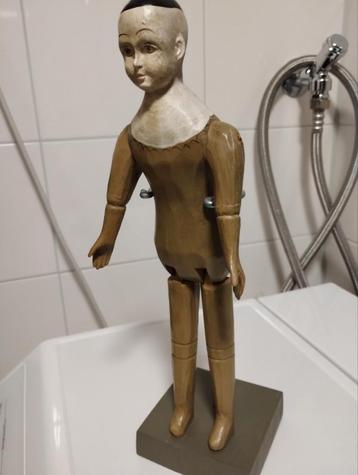 Jaren zestig handgesneden houten pop beschikbaar voor biedingen