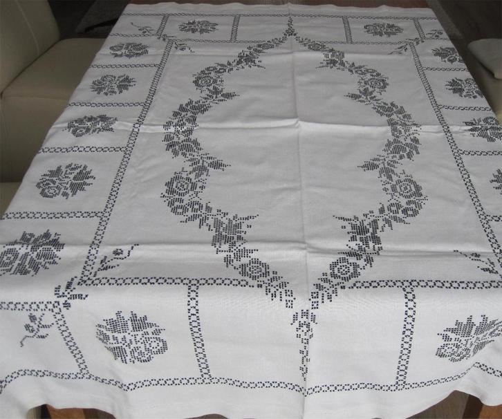 Linnen kleed met zwarte geborduurde rozen, Antiek en Kunst, Antiek | Kleden en Textiel, Ophalen of Verzenden
