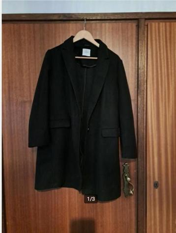 Lange zwarte jas beschikbaar voor biedingen