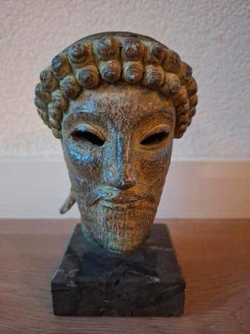 Buste van Zeus op marmeren voet beschikbaar voor biedingen