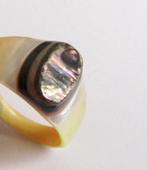 Vintage mooie ring van Abalone pauw schelp en hoorn maat 18, 18 tot 19, Verzenden, Beige, Zo goed als nieuw