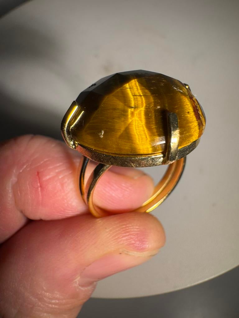 Gold plated ring met geslepen tijgeroog, Nieuw, Ophalen of Verzenden, 17 tot 18, Dame of Heer