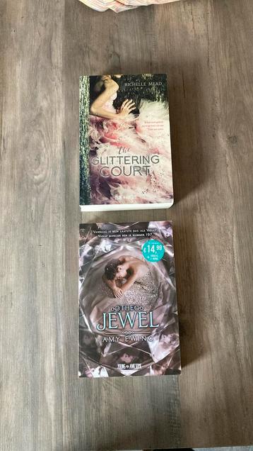 Richelle Mead - The glittering court beschikbaar voor biedingen