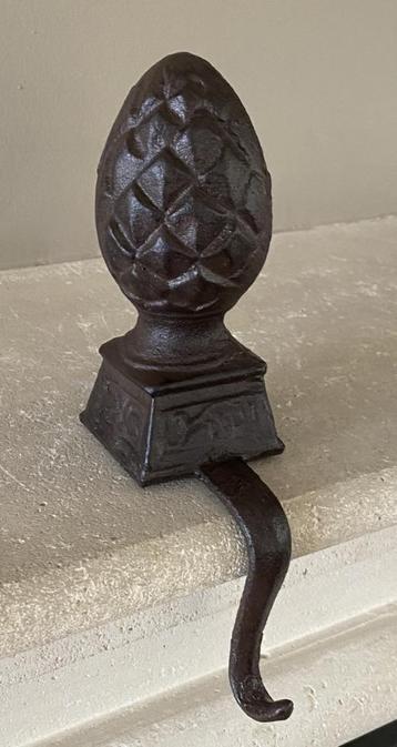 Stocking hanger, kasthaak, dennenappel, gietijzer, sfeer beschikbaar voor biedingen