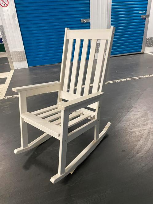 Witte houten schommelstoel – klassiek & sfeervol, Huis en Inrichting, Stoelen, Zo goed als nieuw, Eén, Hout, Wit, Ophalen