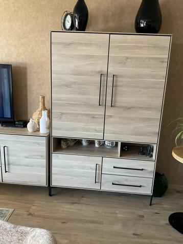 Te koop een mooie.  KAST  PLUS EEN  DRESSOIR  . beschikbaar voor biedingen