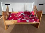 Poppenbed met vrolijk beddengoed, Kinderen en Baby's, Speelgoed | Poppen, Ophalen of Verzenden, Zo goed als nieuw
