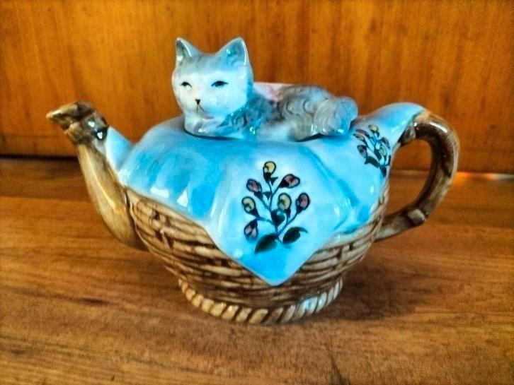 Superleuke grote theepot kat op kussen, porselein,  €20,-, Antiek en Kunst, Antiek | Porselein, Ophalen of Verzenden