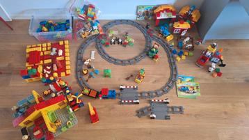 Grote verzamling nieuwe en vintage Duplo beschikbaar voor biedingen