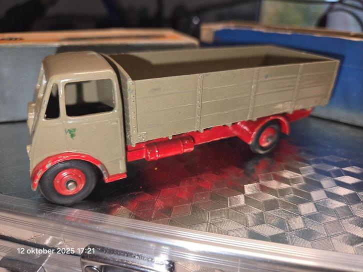 Dinky Toys 511 Guy 4 ton lorry boxed grijs met rood, Hobby en Vrije tijd, Modelauto's | 1:43, Gebruikt, Bus of Vrachtwagen, Dinky Toys