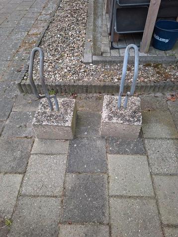 2 stuks fietsenrek met betonvoet 30x30 cm beschikbaar voor biedingen