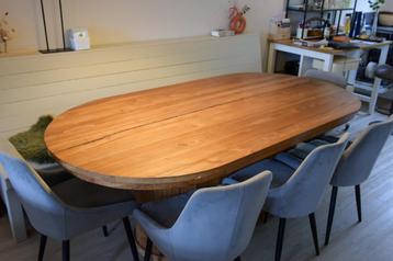 Mooie grote ovale eettafel teak. Met bijzondere poot.