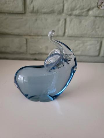 Blauwe glazen olifant beschikbaar voor biedingen