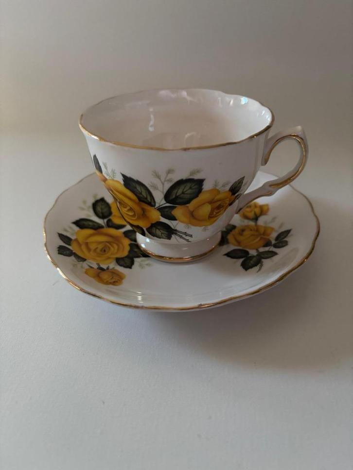 Royal Vale kop & schotel – bone china – Engeland – brocante, Huis en Inrichting, Keuken | Servies, Kop(pen) en/of Schotel(s), Overige stijlen