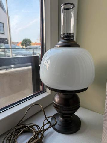 Bronzen Tafellamp met Witte Kap ZGAN beschikbaar voor biedingen