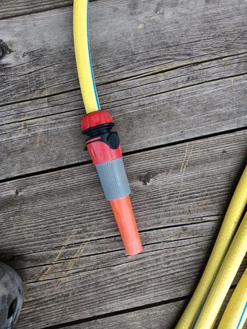 Tuinslang 15 meter inclusief aansluiting kraan en sproeier. beschikbaar voor biedingen