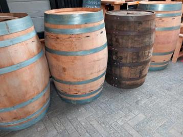 Regentonnen van wijnvaten of whisky vat  beschikbaar voor biedingen