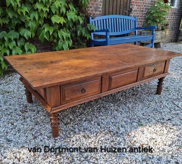 Antieke salontafel met twee laden. beschikbaar voor biedingen